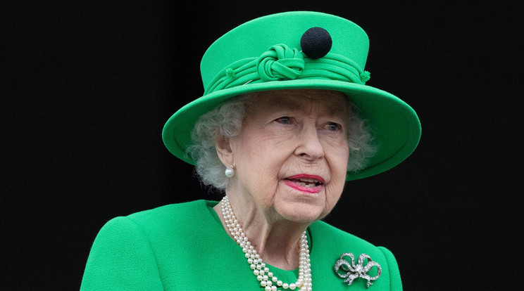  az angol rendőrség már megkezdte a kordonok felállítását a palota körül ahol II. Erzsébet van /Fotó: Northfoto