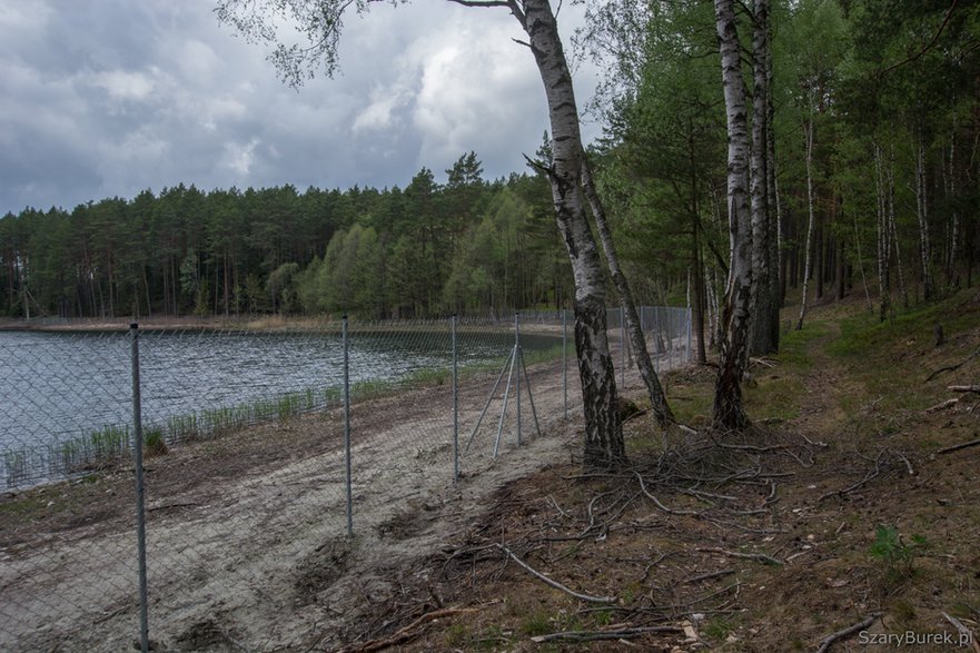 Ogrodził jezioro metalową siatką