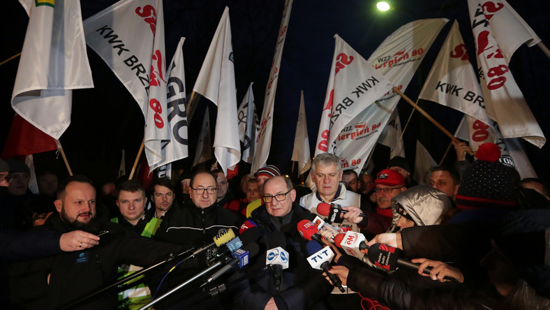 Górnicy z Polskiej Grupy Górniczej przyjęli harmonogram dalszych działań protestacyjnych. Będzie to m.in. dwudniowe referendum strajkowe w przyszłym tygodniu i blokada wysyłki węgla od 17 stycznia do odwołania. Taka sytuacja uderzy w bezpieczeństwo energetyczne kraju, ponieważ elektrownie już cierpią na braki surowca.