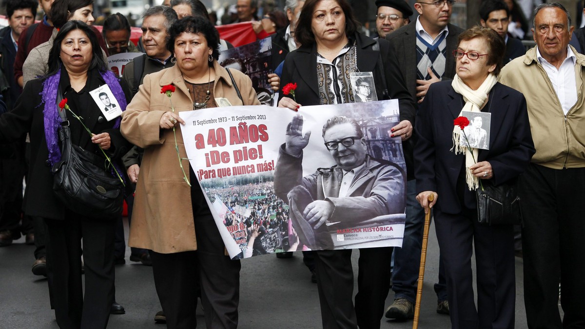 11 września 1973 r. wojsko po przywództwem generała Augusto Pinocheta obaliło w Chile demokratycznie wybrany rząd socjalistycznego prezydenta Salvadora Allende. Po 40 latach Chile jest wciąż podzielone w ocenie puczu. Trwa proces narodowych rozrachunków i zabliźniania ran.