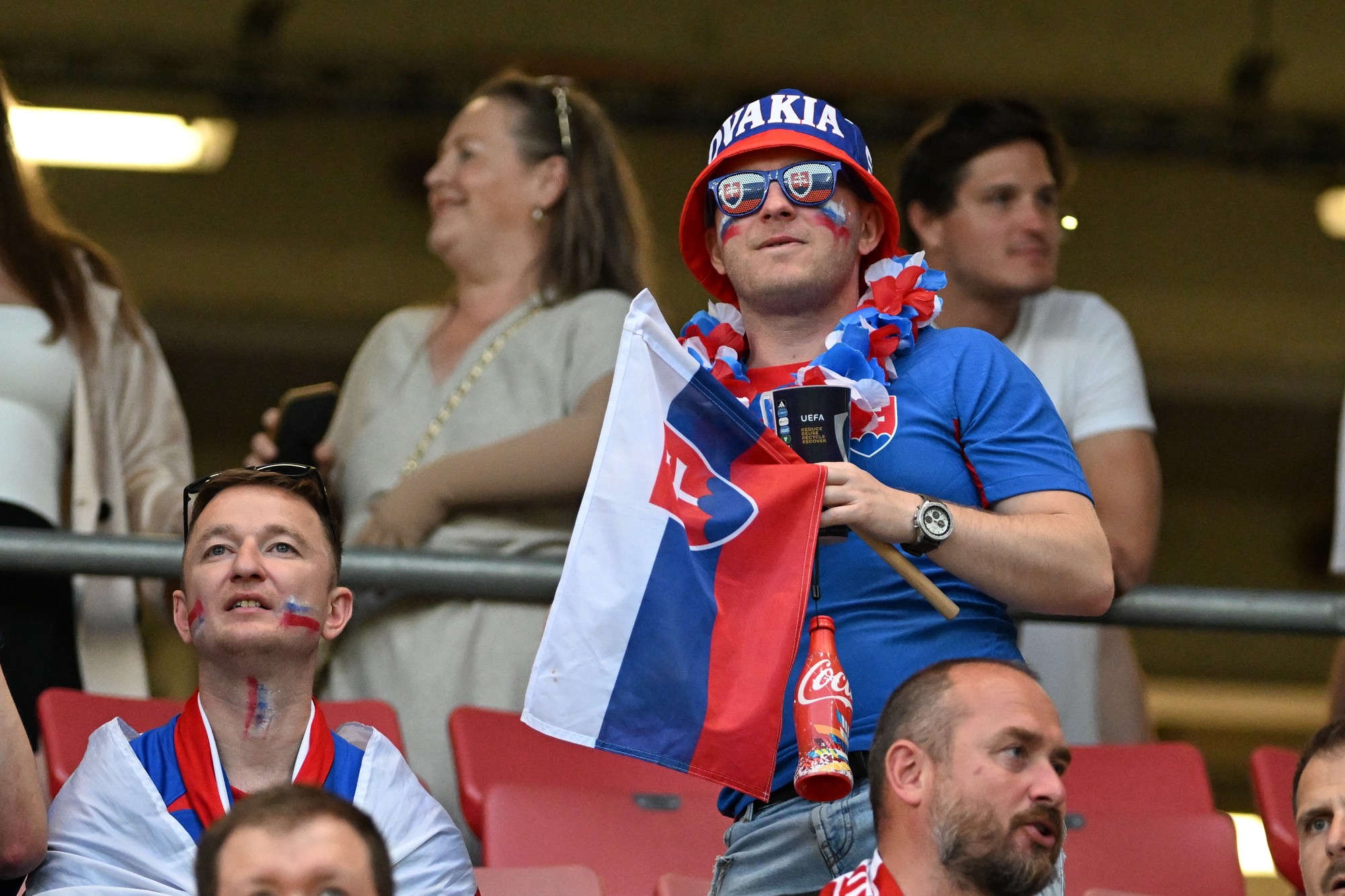Slovenskí fanúšikovia počas zápasu s Talianskom. 