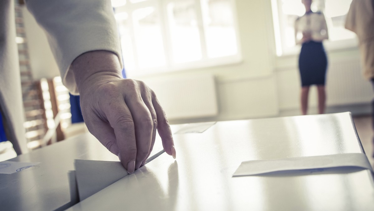 Sześć senackich komisji na wspólnym posiedzeniu w czwartek po południu zarekomendowało Senatowi odrzucenie wniosku prezydenta Andrzeja Dudy o przeprowadzenie referendum w dniu 25 października. Senat zajmie się wnioskiem na plenarnym posiedzeniu w dniach 2-4 września.