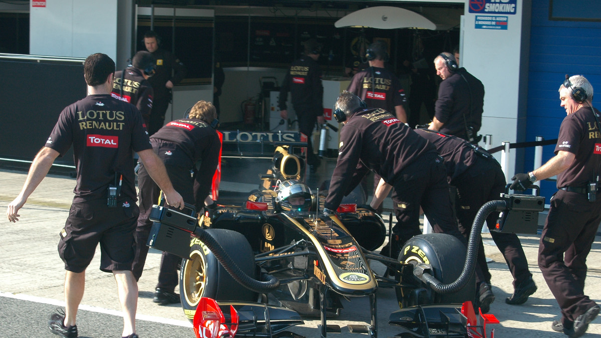 Sprawdziły się wcześniejsze zapowiedzi - podczas sobotnich testów bolidów Formuły 1 w hiszpańskim Jerez, za kierownicą samochodu teamu Lotus Renault usiadł Nick Heidfeld. Niemiec zastąpił Roberta Kubicę, który w niedzielę uległ groźnemu wypadkowi podczas rajdu Ronde di Andora.