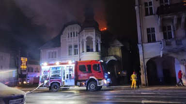 Pali się hotel w Ostrowie Wielkopolskim. Dwie osoby są ranne