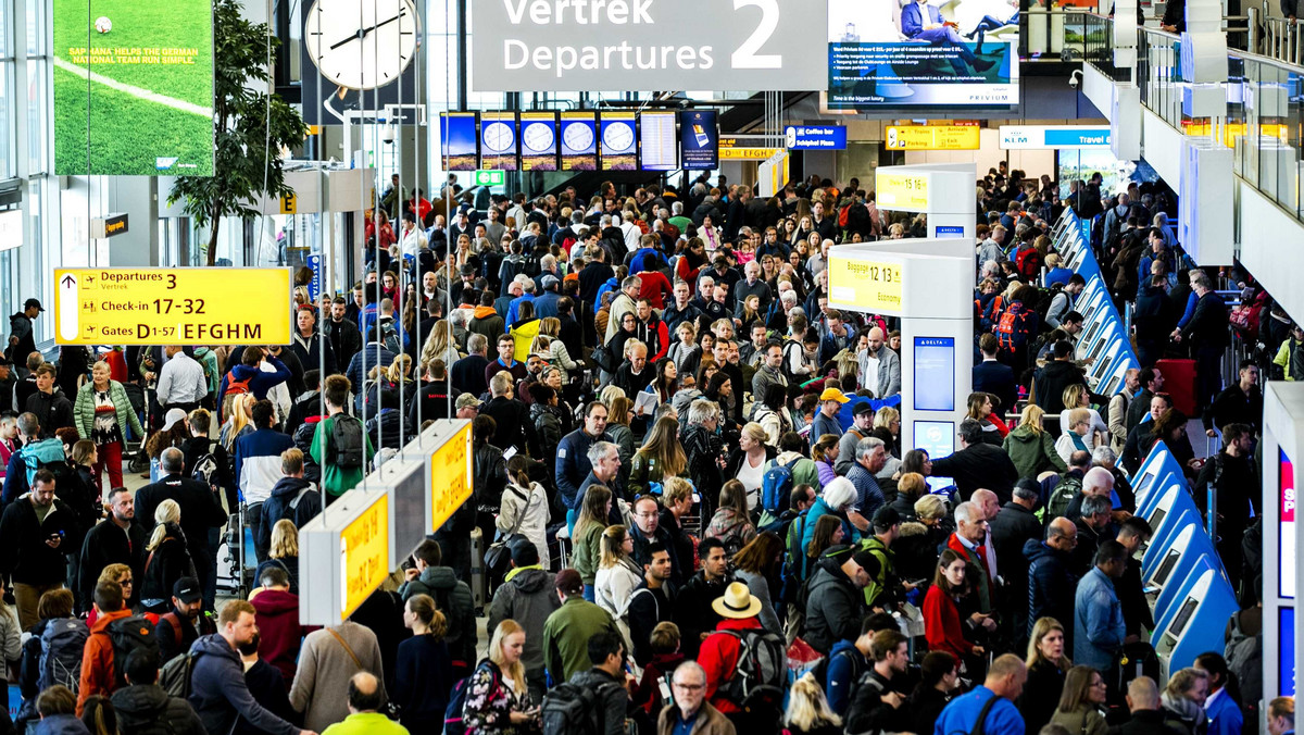 Na lotnisku Schiphol w Amsterdamie występują dzisiaj utrudnienia w ruchu lotniczym, wiele lotów jest opóźnionych; przyczyną jest awaria prądu, która zakłóciła działanie całego portu lotniczego - podaje agencja Reutera.