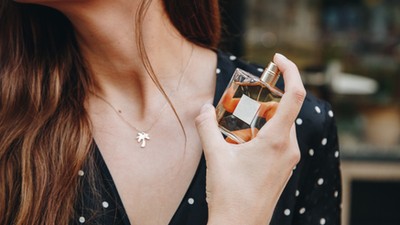 Zobacz perfumy, które królują wśród 60-latek. Piękne zapachy znanych marek