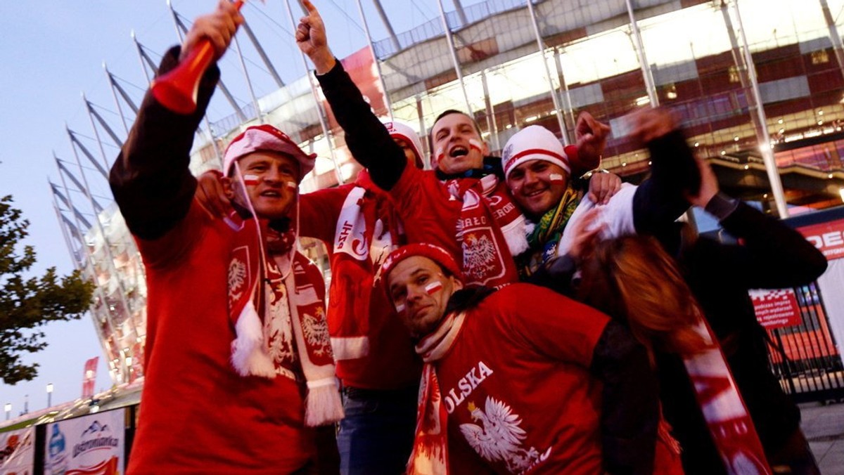 Stadion Narodowy w Warszawie, kiedykolwiek gra na nim piłkarska reprezentacja Polski, zapełnia się niemal po brzegi. Każdy mecz eliminacyjny do Euro 2016 obejrzało na nim średnio 50 tysięcy kibiców. Ustępujemy pod tym względem wyłącznie Anglikom.