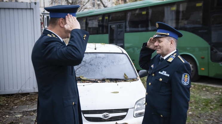 Ámán András ezredes, Ferencváros rendőrkapitánya köszönte meg az alezredesnek a 15204 napnyi szolgálatot   Fotó:police.hu