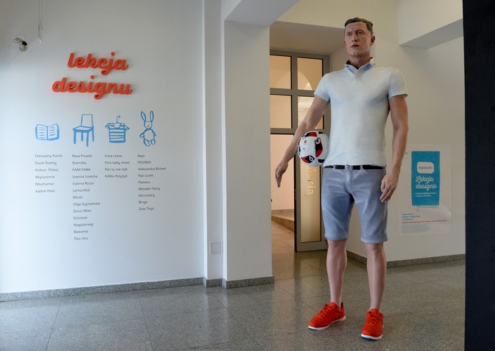 Za różne etapy tworzenia figury odpowiedzialne były róże firmy. Za skanowanie 3D postaci Roberta Lewandowskiego odpowiadała firma SMARTTECH. FabLab zajmował się między innymi postprocessingiem i przygotowywaniem plików źródłowych do druku 3D. Firmy Urbicum oraz GAIA Multitool wydrukowały elementy rzeźby. Oprawa medialna to zadanie firmy SUPEREXPO.COM. Oficjalnym partnerem projektu został Institute of Design Kielce.

<br><br> fot. (pp/kru) PAP/Piotr Polak