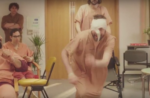 Kasabian zamknięty w szpitalu psychiatrycznym. Zobacz TELEDYSK