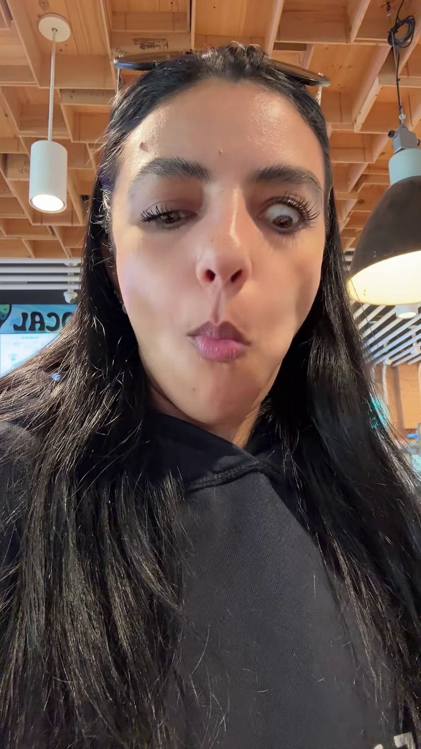 Pohyb čeľuste spôsobuje Marion vypúlenie oka.