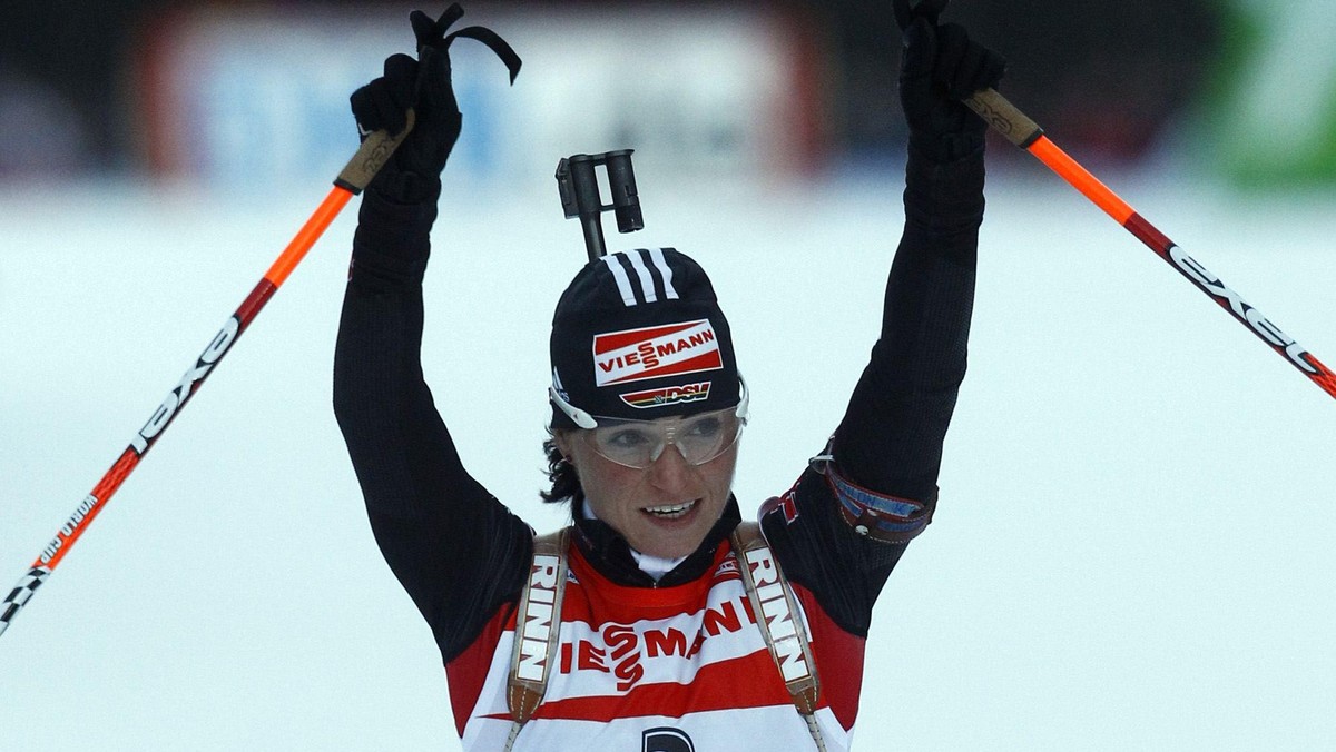 Andrea Henkel wygrała biathlonowy sprint na dystansie 7,5 km w amerykańskim Fort Kent. Niemka dzięki "czystemu" strzelaniu zapewniła sobie przewagę, która pozwoliła jej na triumf w piątkowym biegu.