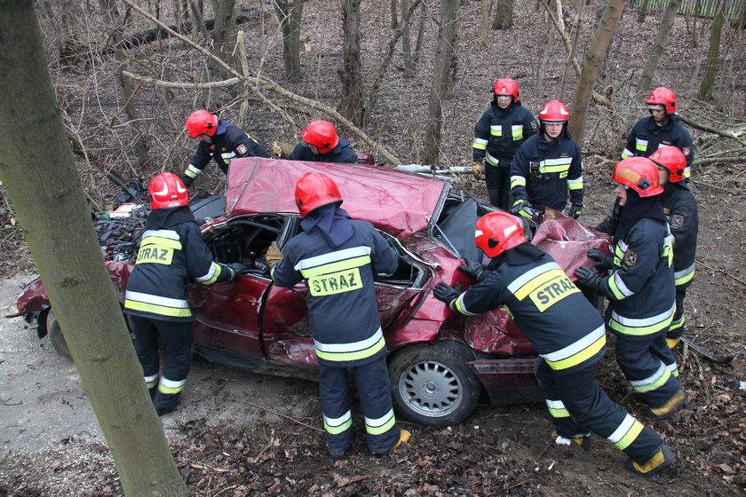 Groźny wypadek na Wisłostradzie. Auto wypadło z drogi.