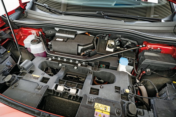 299 KM - tyle wynosi maksymalna moc, którą może wykrzesać w sumie przedni i tylny napęd Volkswagena. To praktycznie tyle samo co u rywala, ale osiągi ID.4 GTX są zdecydowanie gorsze.