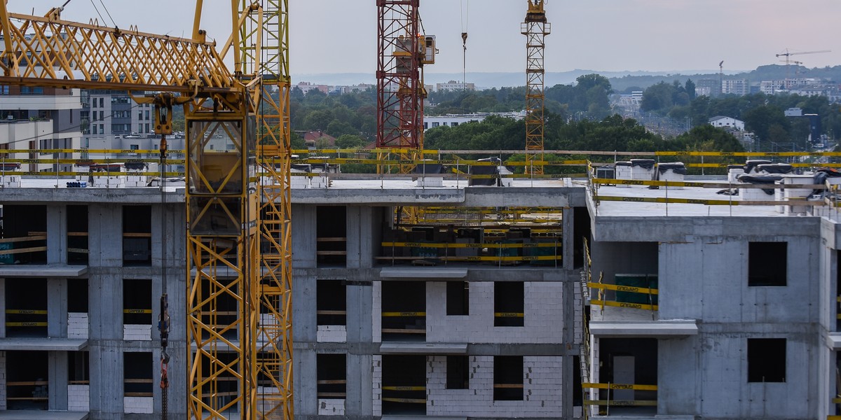 Raport NBP na temat rynku nieruchomości podkreśla, że do biur sprzedaży deweloperów przez zaledwie 3 miesiące i w zaledwie 7 miastach trafiło prawie 5,7 mld złotych gotówki. To największy wynik w historii.