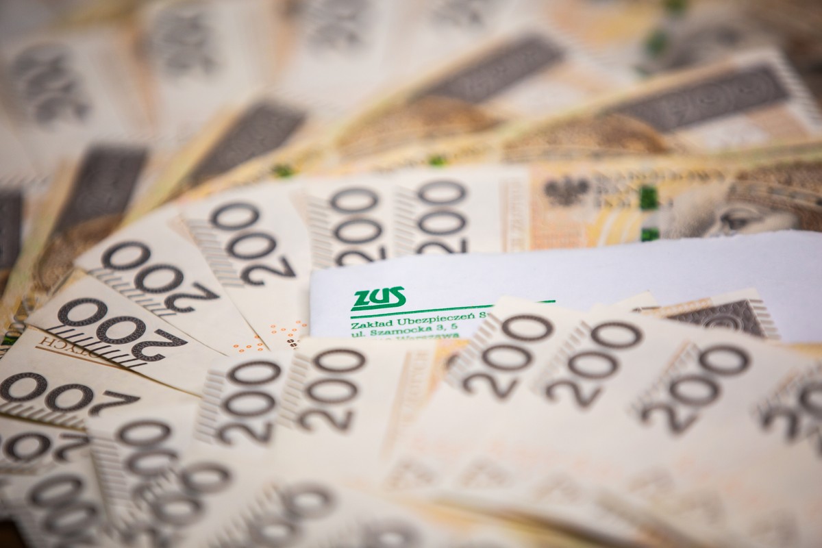 Banknoty 200 zł i koperta z logo zus