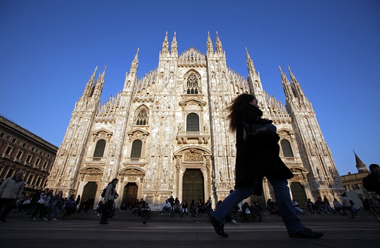 Wybory w naszym kraju są tematem numer jeden także prasy we Włoszech. Największe gazety podkreślają, że ich zwycięzca, Prawo i Sprawiedliwość, jest partią eurosceptyków i Bruksela może mieć niebawem niemałe kłopoty z rządzoną przez nich Polską.<br><br>Polska w rękach nacjonalistów przeciwnych Unii Europejskiej - oznajmia na pierwszej stronie Corriere della Sera. Największy włoski dziennik stwierdza wręcz, że 'wschodnia czarna fala dotarła do Polski'. I przypomina o sympatiach Jarosława Kaczyńskiego dla Węgier Viktora Orbana. Nie zgadza się z tą opinią Krzysztof Zanussi, który w krótkim wywiadzie dla „Corriere” zapewnia, że Budapeszt nie będzie wzorem dla Warszawy. <br><br>O lawinie antyeuropejskiej prawicy, która zalała Polskę, pisze turyńska La Stampa. Według dziennika Fiata, „ultranacjonalizm Prawa i Sprawiedliwości mógłby paradoksalnie bardziej pomóc Putinowi aniżeli mu zaszkodzić, ponieważ umocniłby te siły, które chciałyby słabszej Unii Europejskiej i bardziej jeszcze podzielonej Europy”.<br><br>