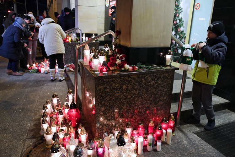 Przedstawiciele KMP w Gdańsku przekazali PAP informację, że w wiecu uczestniczyło ok. 16 tysięcy osób. 