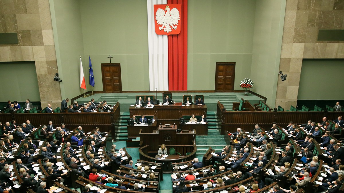 Gdyby wybory parlamentarne odbywały się w połowie lutego, najwięcej Polaków poparłoby PO - 33 proc., drugie miejsce zajęłoby PiS z Solidarną Polską i Polską Razem - 27 proc. - wynika z sondażu TNS Polska. Do Sejmu dostałoby się ponadto SLD - 9 proc. oraz PSL - 8 proc.