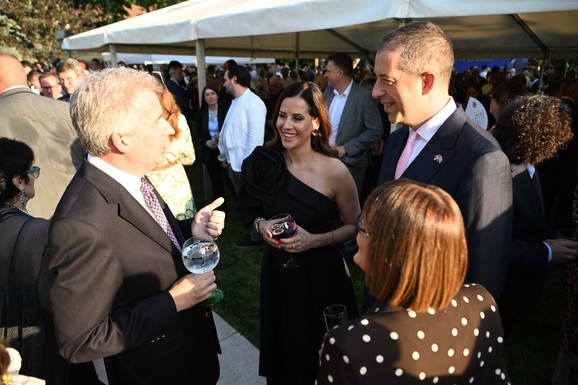 (FOTO, VIDEO) Britanska ambasada u Beogradu organizovala proslavu rođendana kralja Čarlsa III: Prisustvovali Tamara Vučić, Brnabić, Đurić...