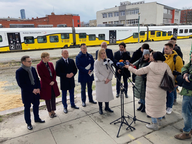 Przywrócenie kolei na Dworzec Świebodzki ma kosztować 215 mln zł
