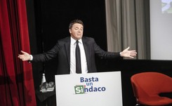 Matteo Renzi idzie w ślady Beaty Szydło. Włoski premier występuje tylko na tle narodowych flag