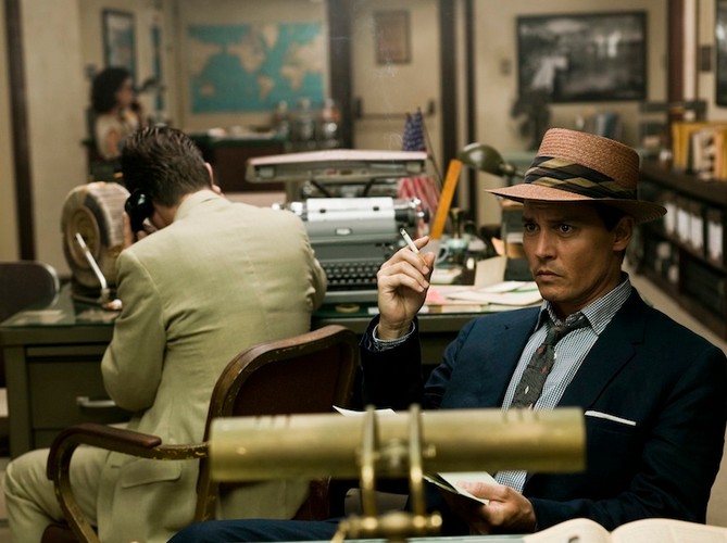 Pracuje jako dziennikarz dla podupadającej gazety