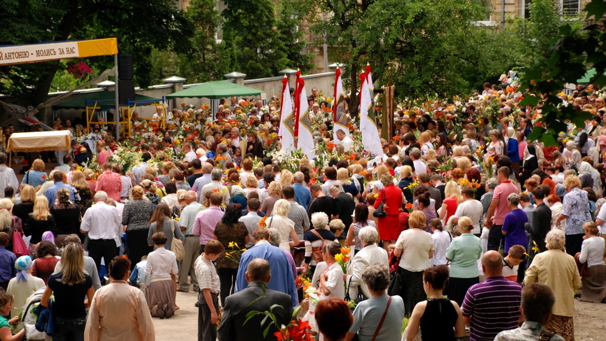 Wierni obrządku rzymskokatolickiego we Lwowie to nie tylko Polacy, ale i przedstawiciele innych narodowości. Jednak dla władz miejskich, zdominowanych przez banderowców, obrządek ten kojarzy się z polskością i dlatego też jest prześladowany.