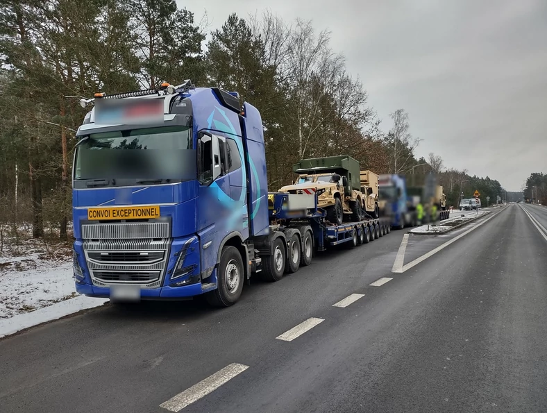 Zatrzymany transport pojazdów armii USA.