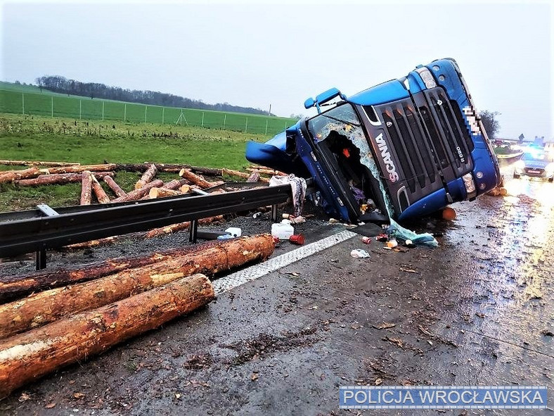 Wypadek ciężarówki z drewnem na A4