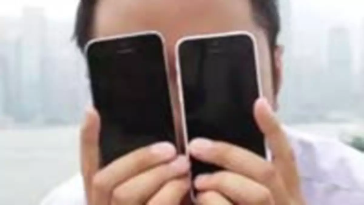 Jak iPhone 5s i iPhone 5c znoszą upadki (wideo)