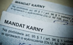 Jest surowy wyrok dla kierowcy, który jechał za karetką korytarzem życia