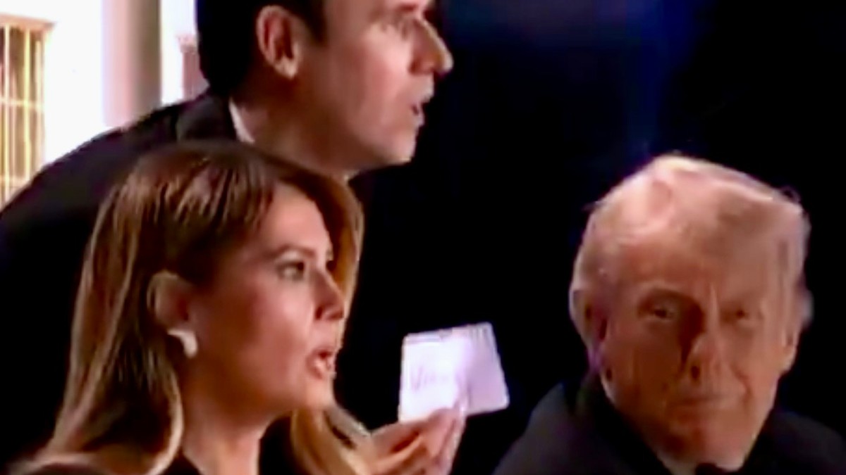 PRESTRAVLJENA MELANIJA, GOSTI KRENULI DA KRADU FLAŠE VINA! Nerealne scene u momentima pucnjave na Trampovoj večeri: Erika Kirk U SUZAMA (FOTO, VIDEO)