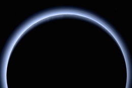 Pluton na nowym zdjęciu NASA. Czym jest ta niebieska mgiełka?