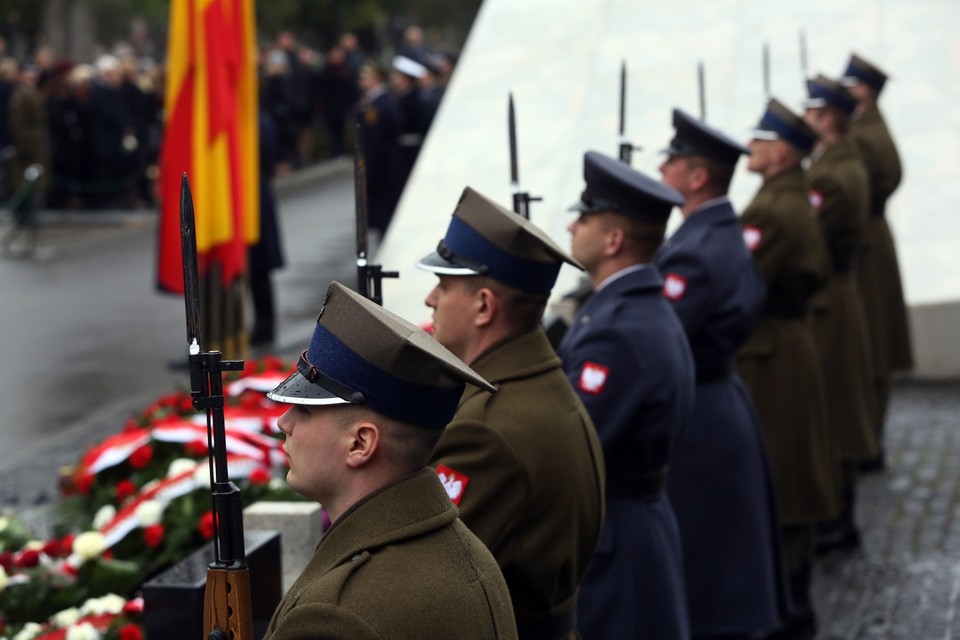 Uroczystości zorganizowane przez Urząd m.st. Warszawy pod pomnikiem ofiar na Cmentarzu Wojskowym na Powązkach