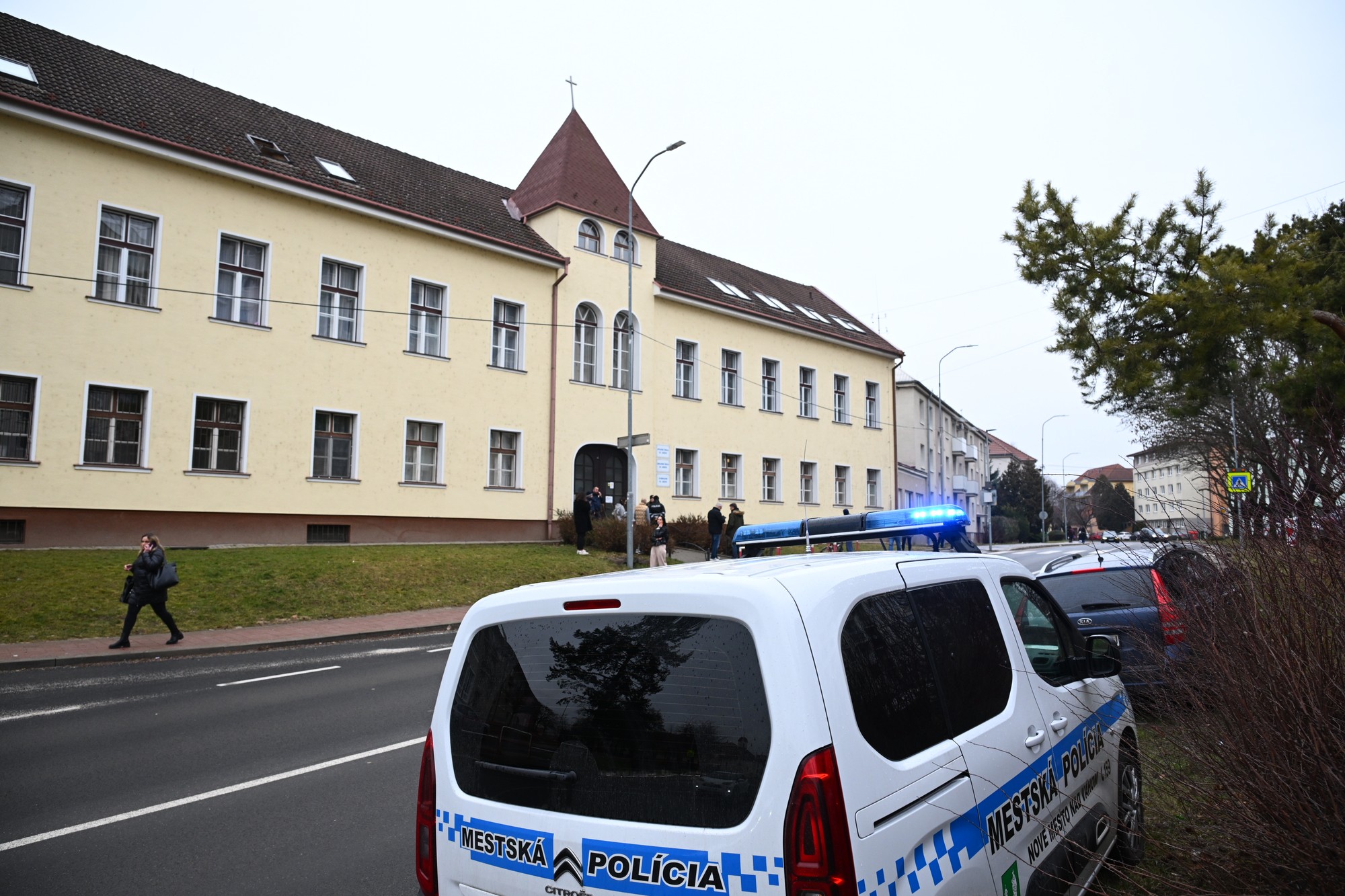 V škole v Novom Meste nad Váhom sa strieľalo.