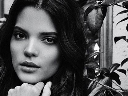Hihetetlen a modell, aki kicsit minden Kardashian-Jenner lányra hasonlít