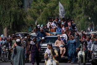 "Afganistan jest cmentarzem supermocarstw". Talibowie świętują, gospodarka bliska załamania