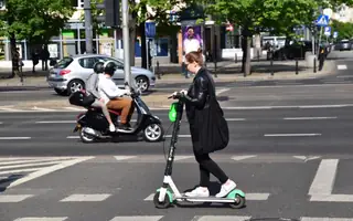 Hulajnogi elektryczne z tablicami rejestracyjnymi - jak z chuliganami walczą w Wielkiej Brytanii