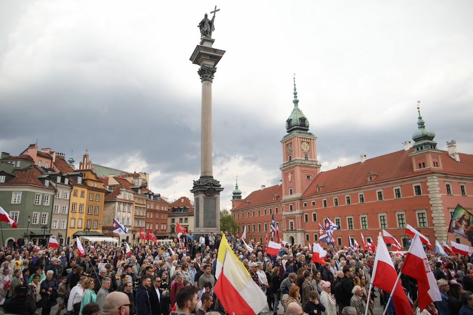 Ulicami Warszawy przeszedł w niedzielę Narodowy Marsz Życia