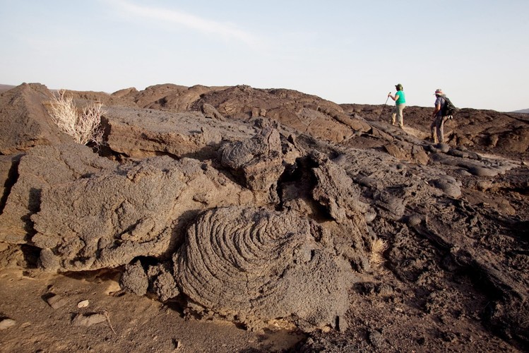 Turyści wspinają się na wulkan Erta Ale wznoszący się na pustyni Danakil w północnej Etiopii