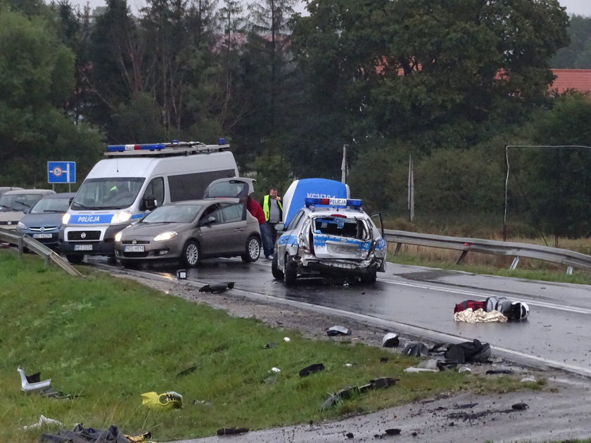 Policjant z Olsztyna doprowadził do śmiertelnego wypadku wpadając radiowozem w grupę motocyklistów