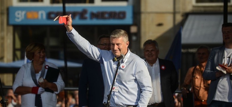 Grożą mu nawet 3 lata więzienia. Władysław Frasyniuk odpowie za naruszenie nietykalności cielesnej policjanta