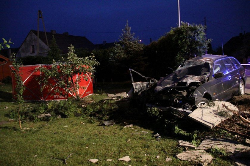 Tragiczny wypadek na Oświęcimskiej w Opolu. BMW wjechało w betonowy płot