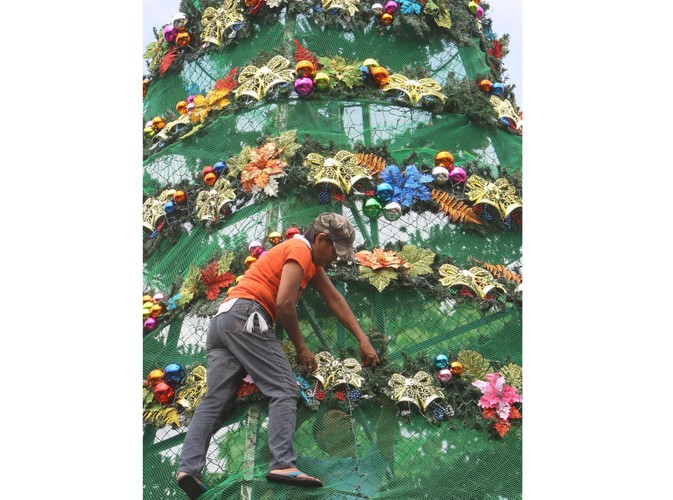 12-metrowej wysokości choinka w Manili na Filipinach