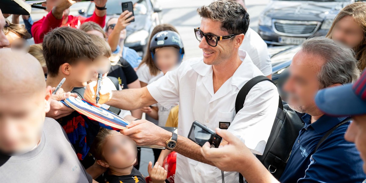 Robert Lewandowski cierpliwie rozdawał autografy w Warszawie. 