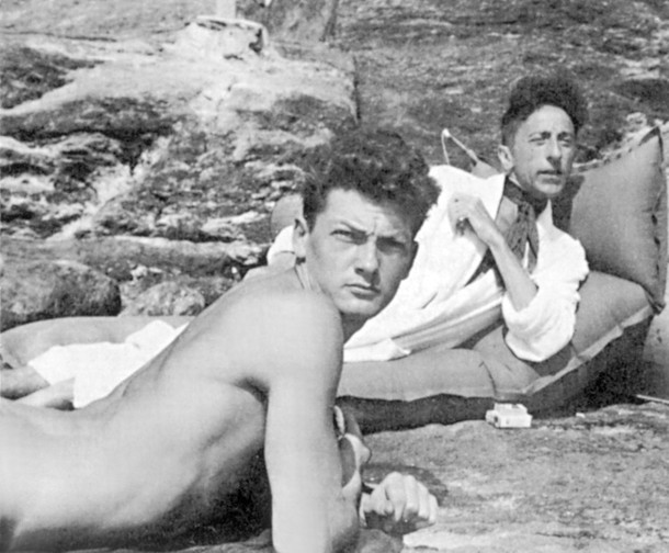 Jean Marais i Jean Cocteau na plaży podczas wakacji w Pramousquier we Francji, 1938 r