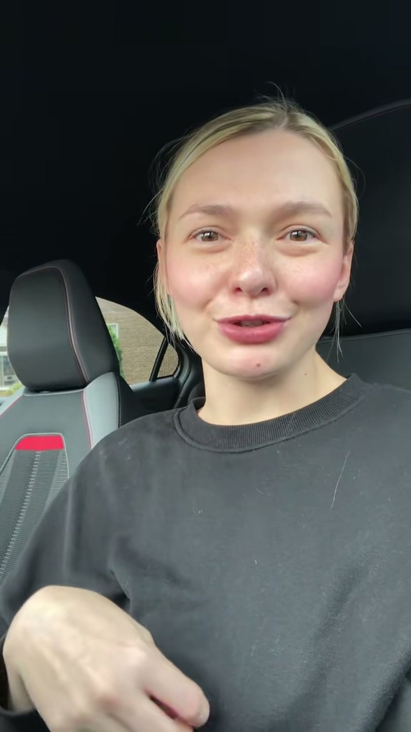 Hollie Thursby odhalila smrteľnú diagnózu vďaka zvláštnej bolesti po víne.