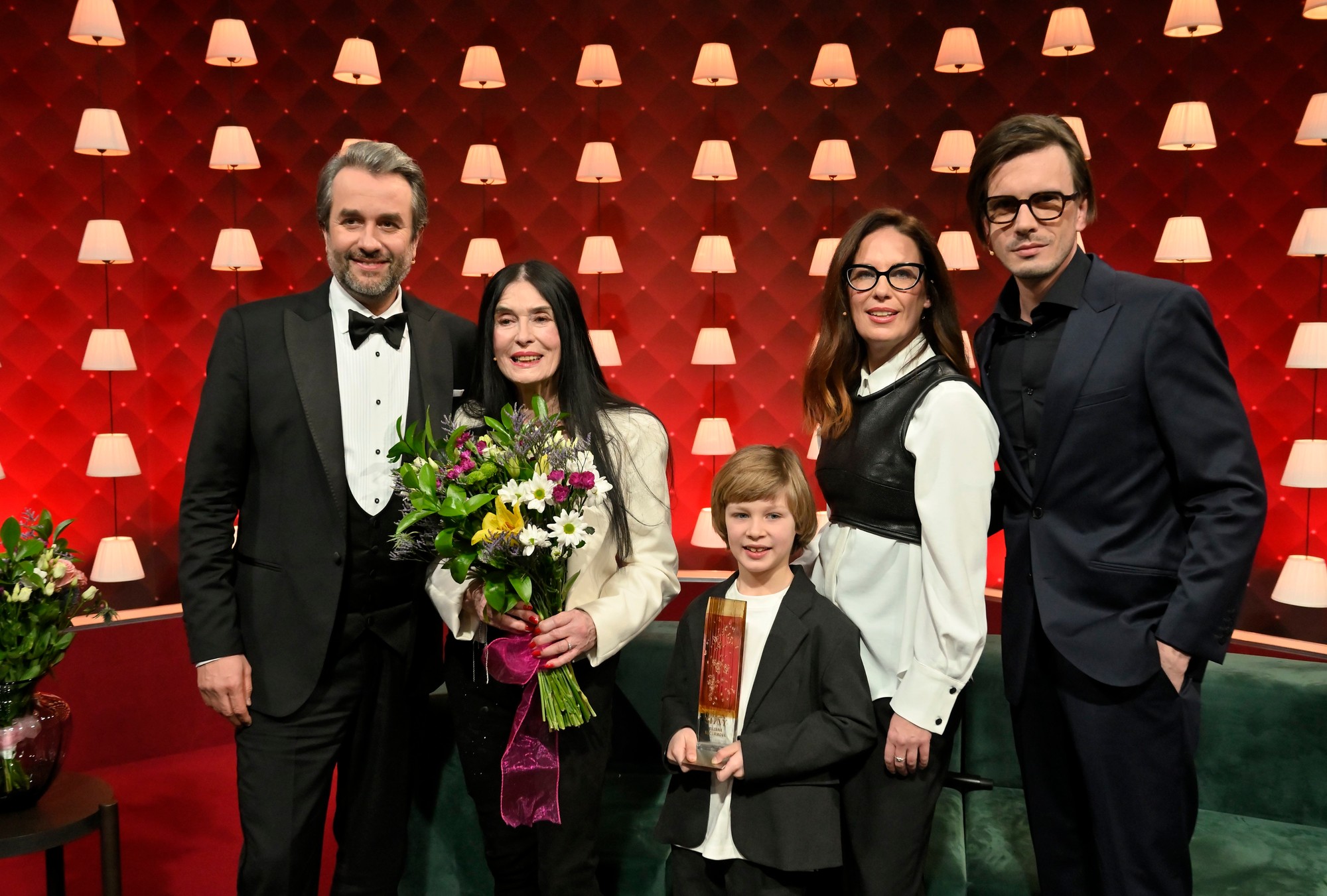Vlado Kobielsky, Daniel Žulčák, Zuzana Kocúriková, jej vnuk a dcéra Katka Mikulíková v Sieni slávy.