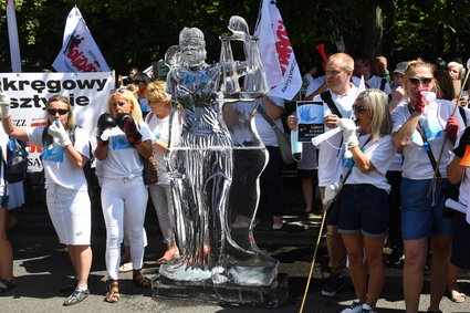 Pracownicy sądownictwa domagają się podwyżek. Topniejąca Temida symbolem zamrożenia płac